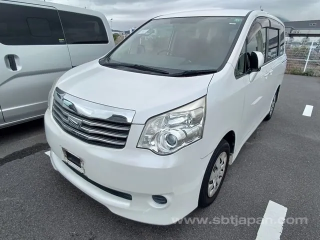 Toyota Noah 2013 photo 2
