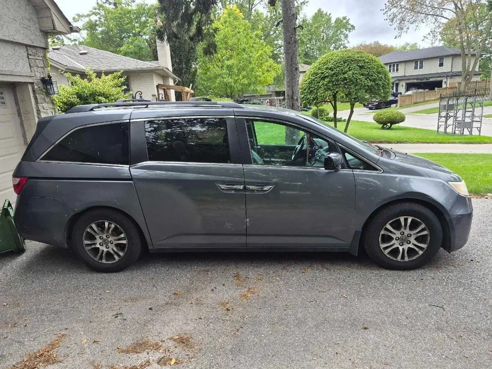 Honda Odyssey 2011 photo 2