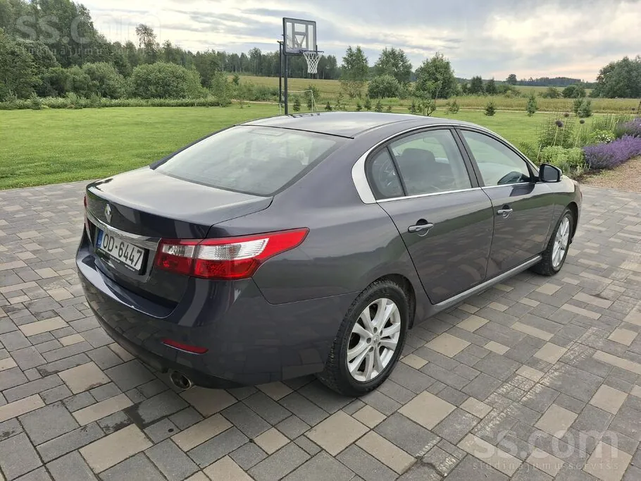 Renault Latitude 2011 photo 2