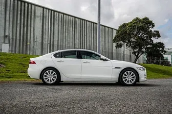 Jaguar Xe 2016 photo 5