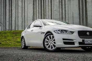 Jaguar Xe 2016 photo 3