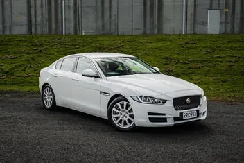 Jaguar Xe 2016 photo 2