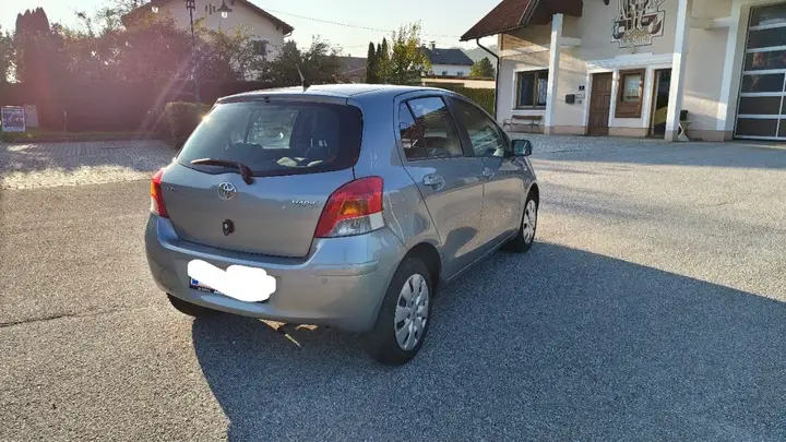 Toyota Yaris 2010 photo 3