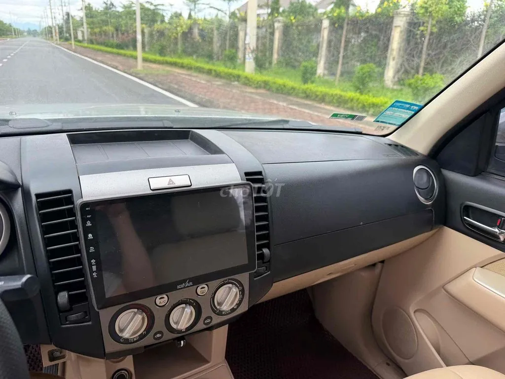 Ford Everest 2011 photo 2