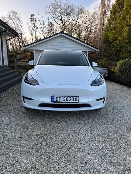 Tesla Model Y 2023 photo 2