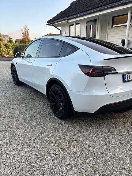 Tesla Model Y 2023 photo 4