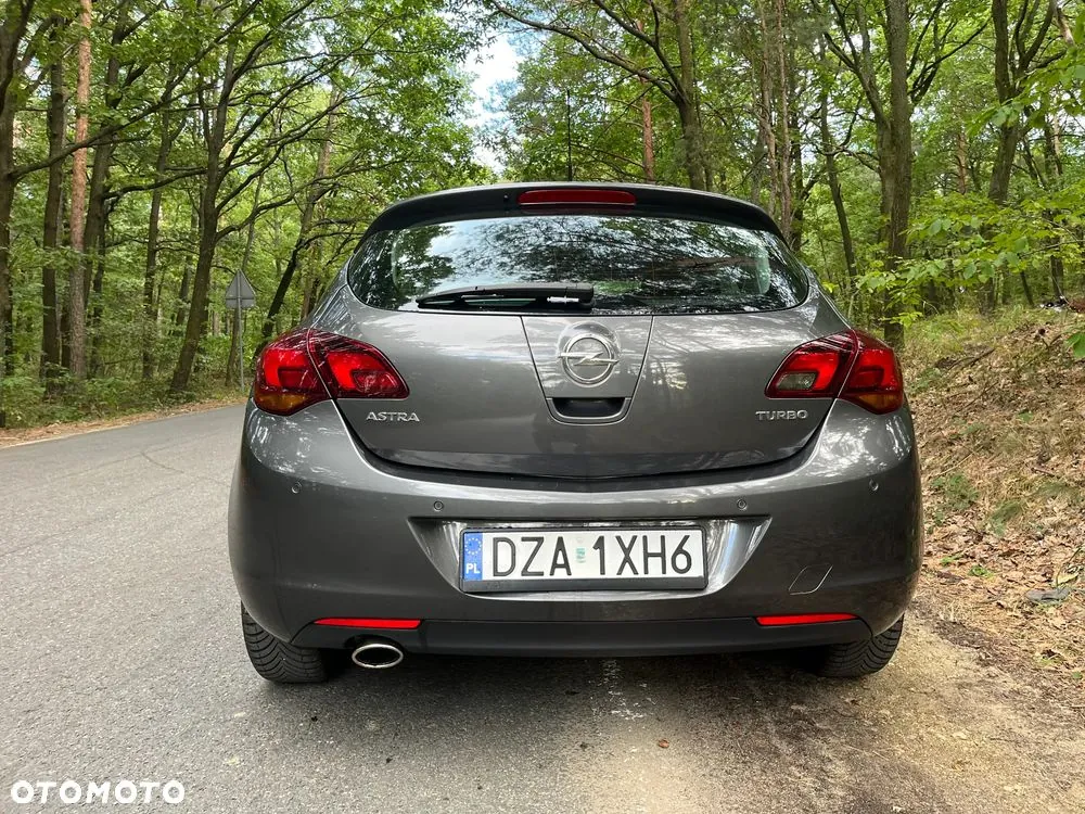 Opel Astra 2010 photo 2