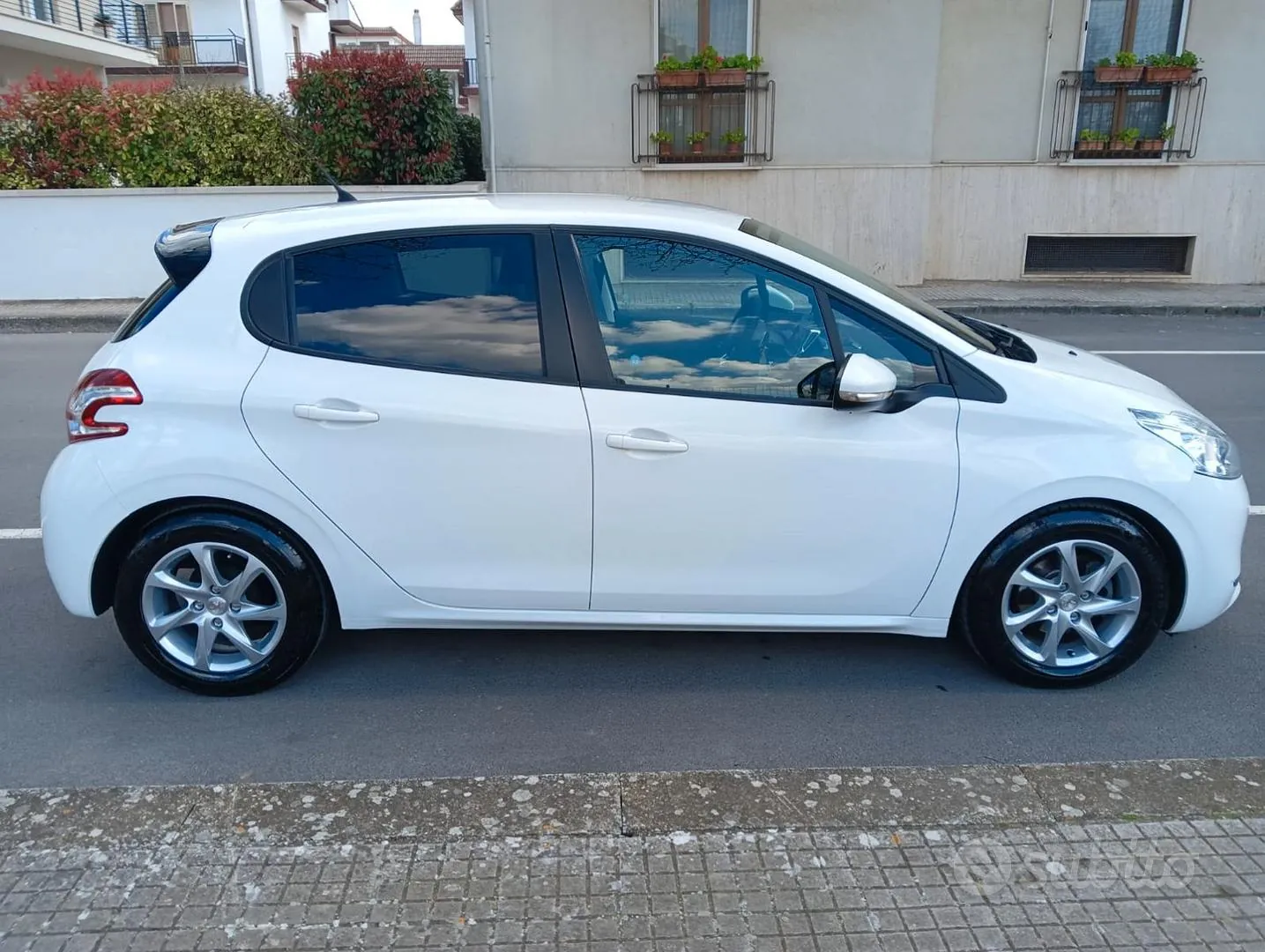 Peugeot 208 2013 photo 2