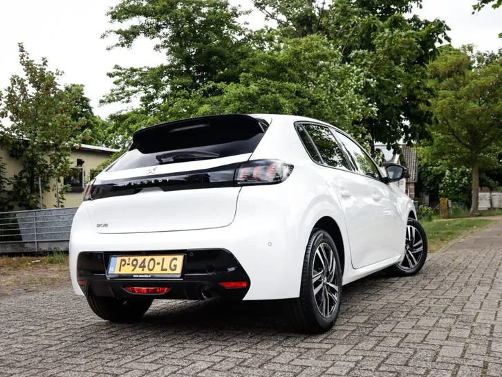 Peugeot 208 2022 photo 2