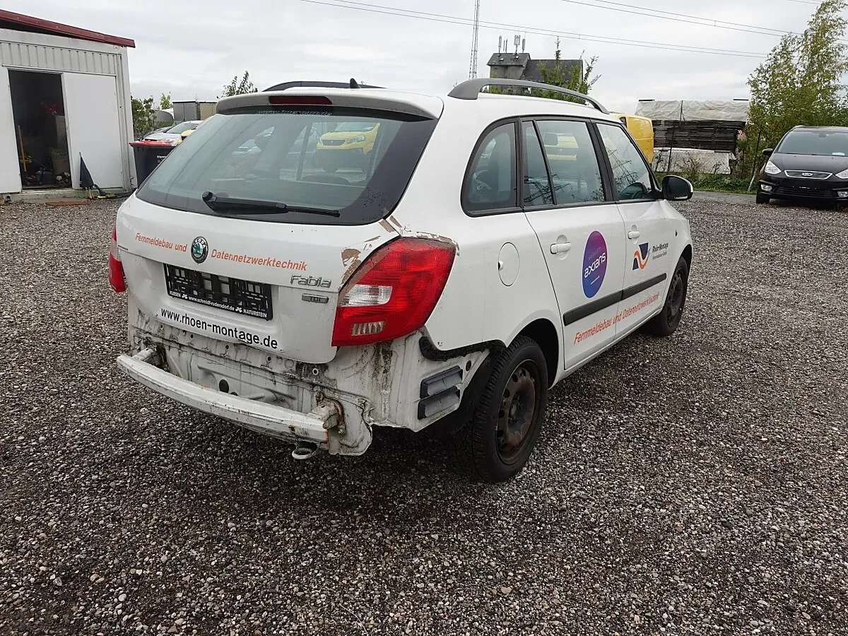 Skoda Fabia 2011 photo 3