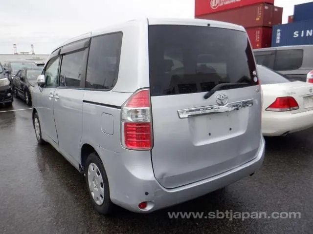 Toyota Noah 2009 photo 3
