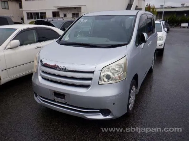 Toyota Noah 2009 photo 2