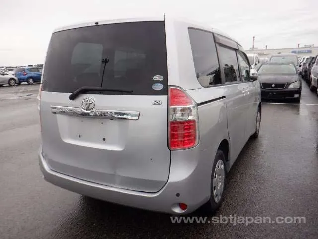 Toyota Noah 2009 photo 4