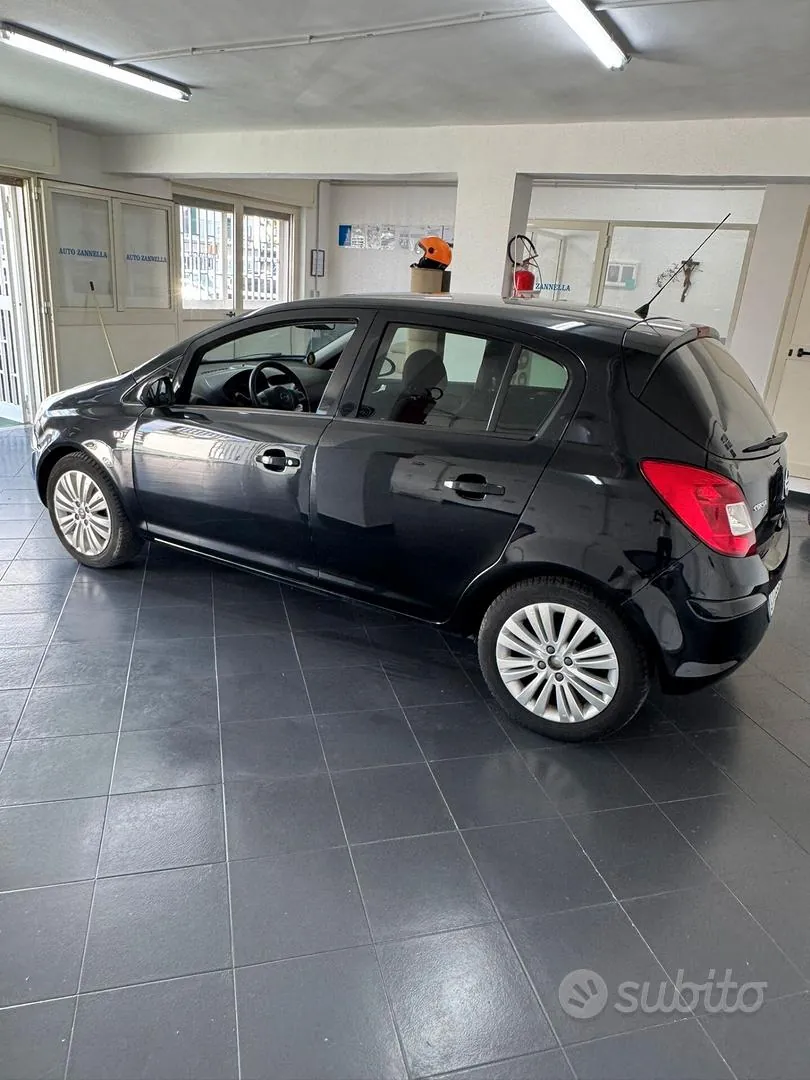 Opel Corsa 2012 photo 2