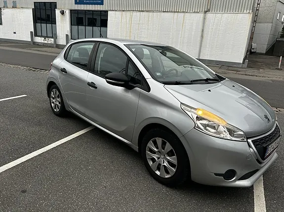 Peugeot 208 2012 photo 2