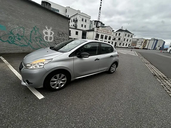 Peugeot 208 2012 photo 3