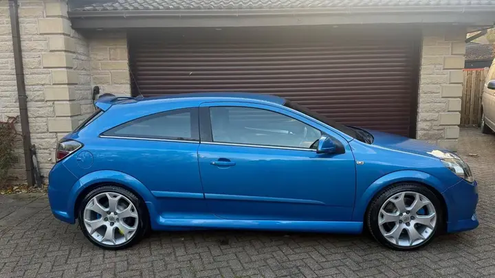 Vauxhall Astra 2010 photo 2