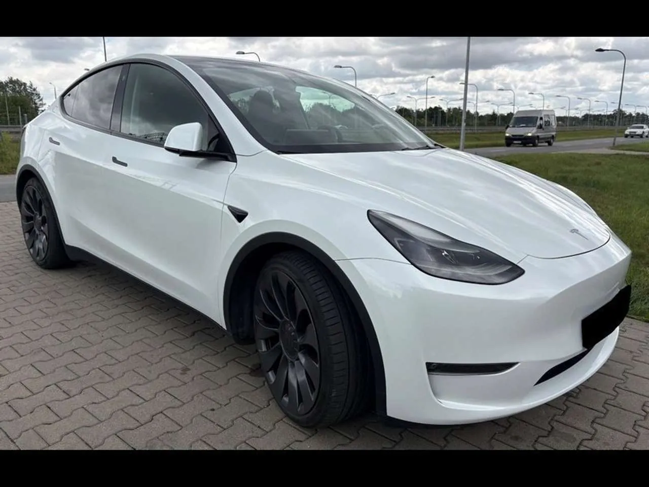 Tesla Model Y 2023 photo 2