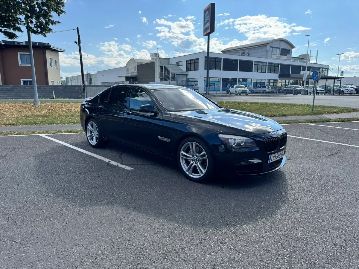 BMW 7 Series 2011 photo 2