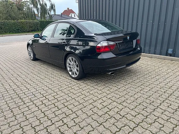 BMW 318D 2009 photo 2