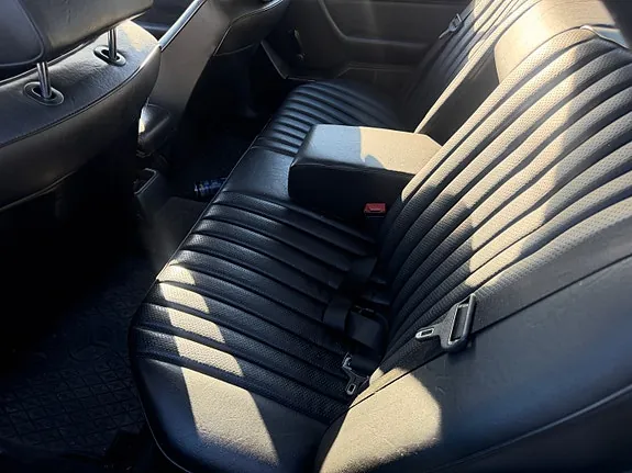 Mercedes-Benz E230 1987 photo 4