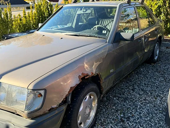 Mercedes-Benz E230 1987 photo 2