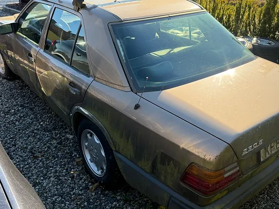 Mercedes-Benz E230 1987 photo 3