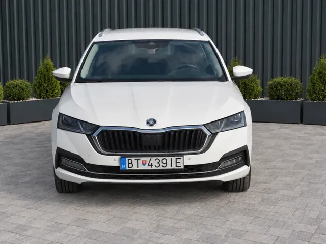 Skoda Octavia Combi 2023 photo 3