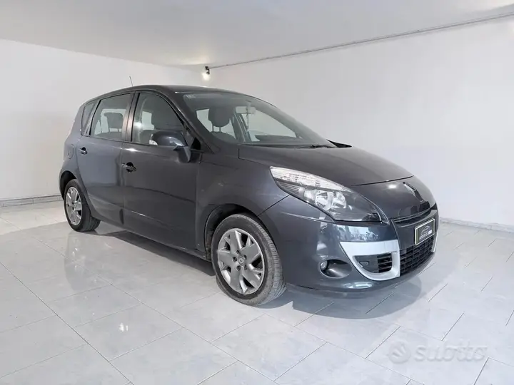 Renault Scenic 2011 photo 2