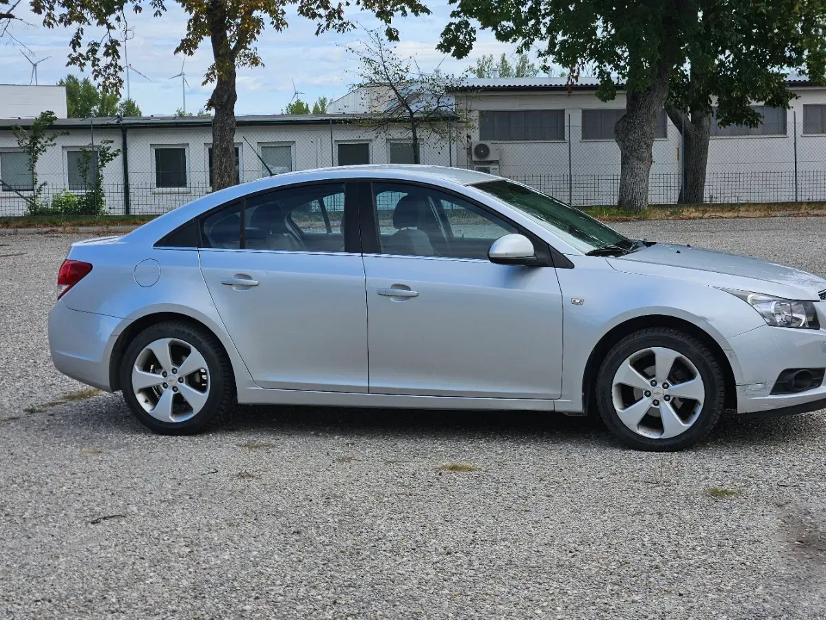 Chevrolet Cruze 2011 photo 2