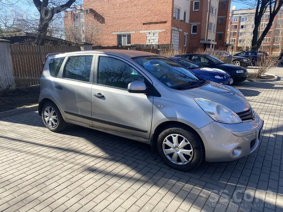 Nissan Note 2011 photo 4
