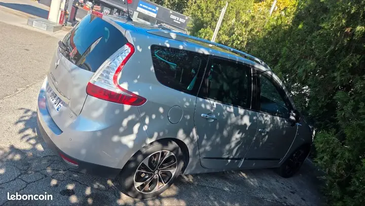 Renault Grand Scenic 2015 photo 2