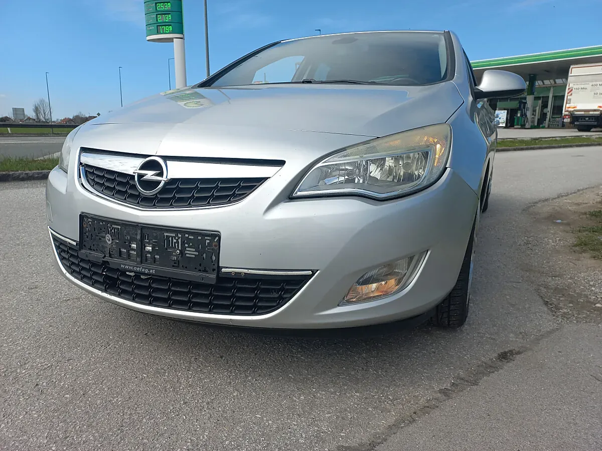 Opel Astra 2010 photo 2