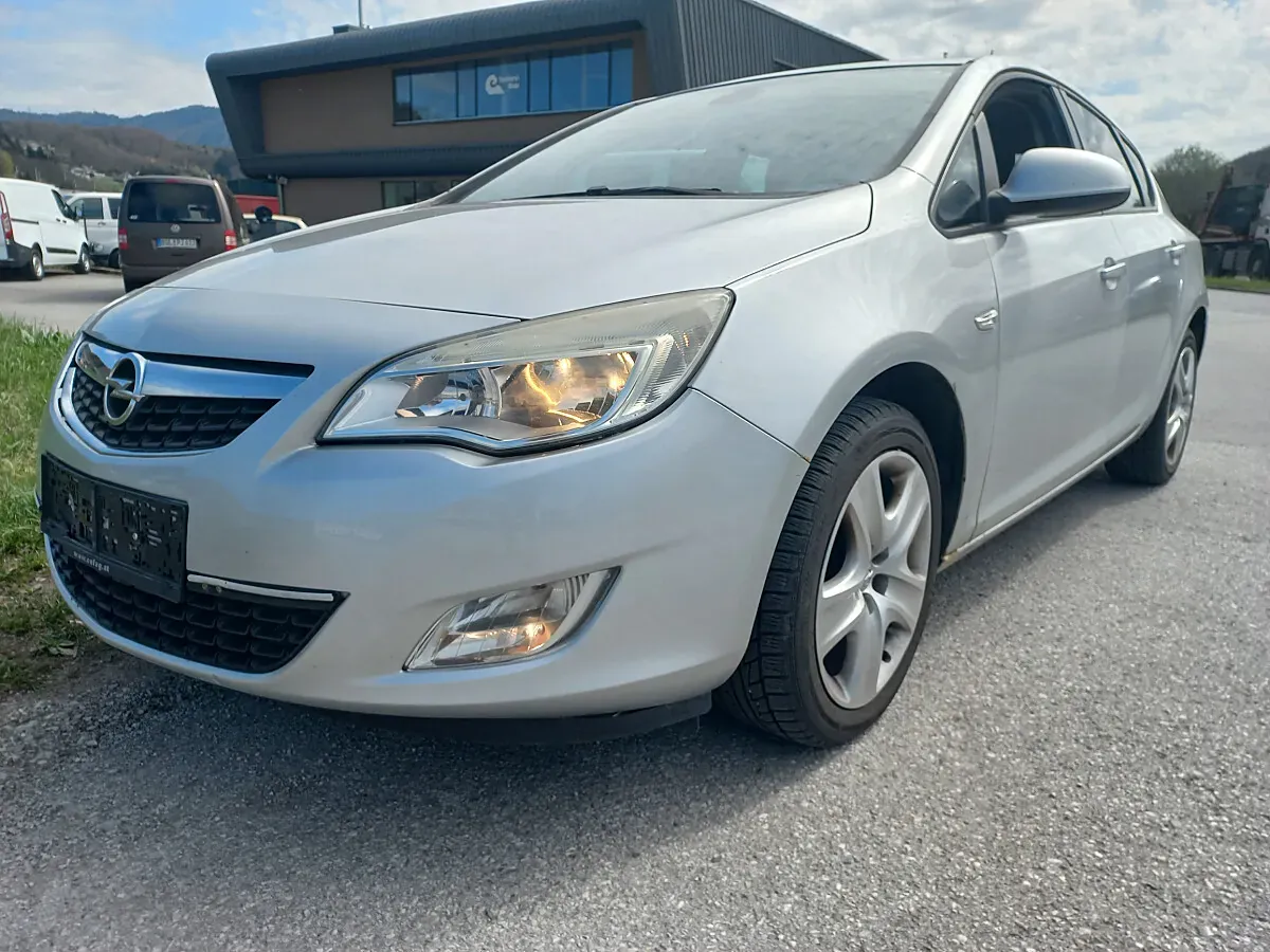 Opel Astra 2010 photo 3