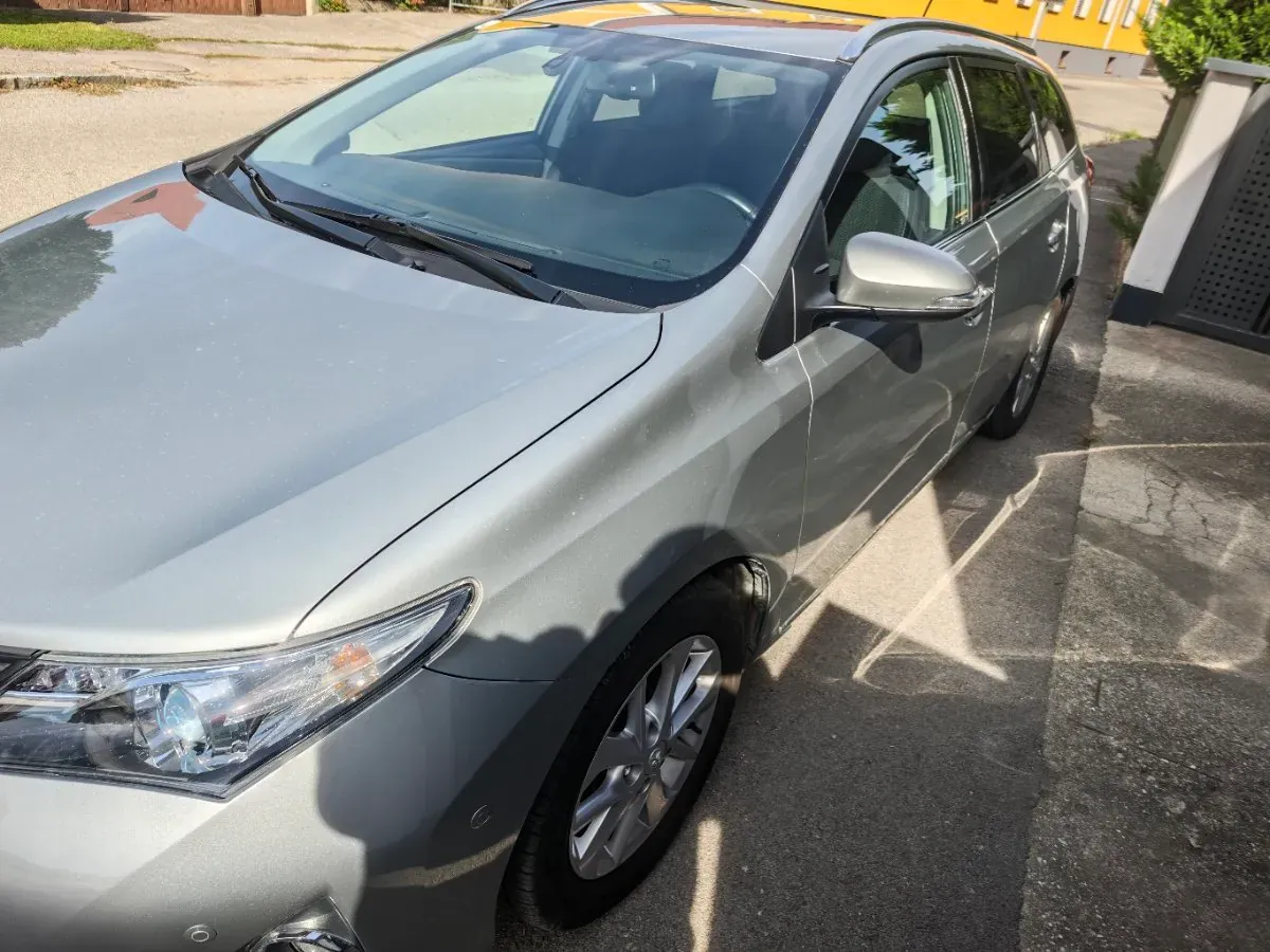Toyota Auris 2013 photo 2