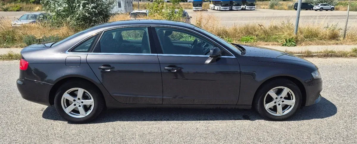 Audi A4 2011 photo 2