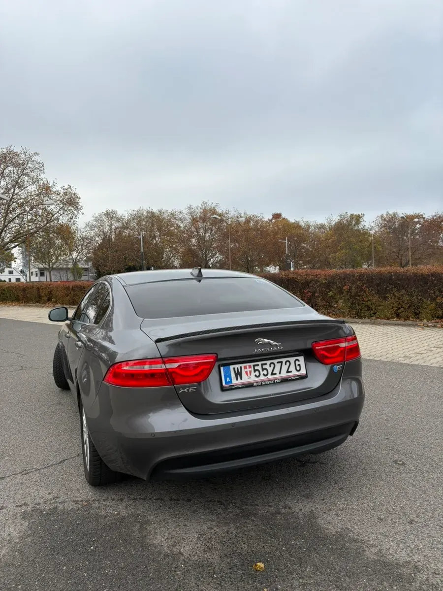 Jaguar Xe 2017 photo 3
