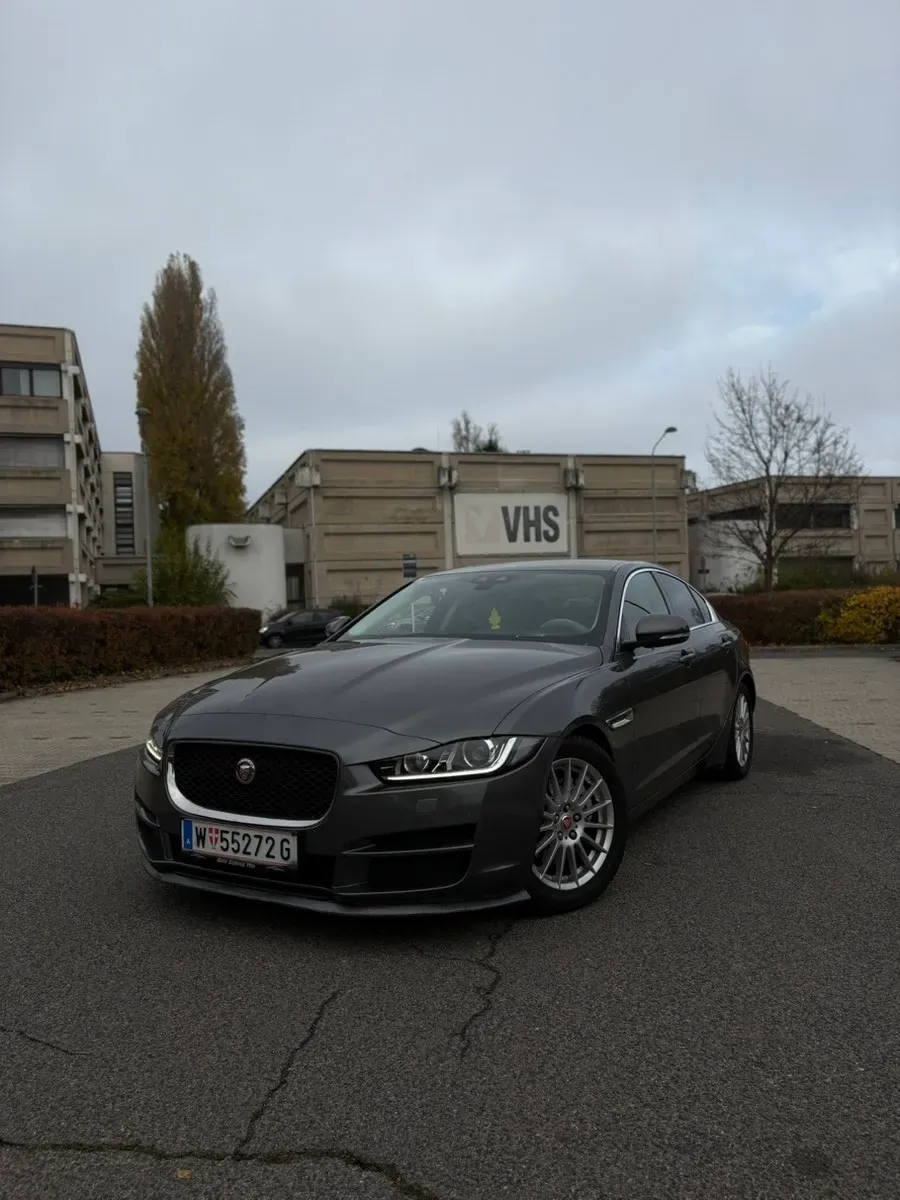 Jaguar Xe 2017 photo 2