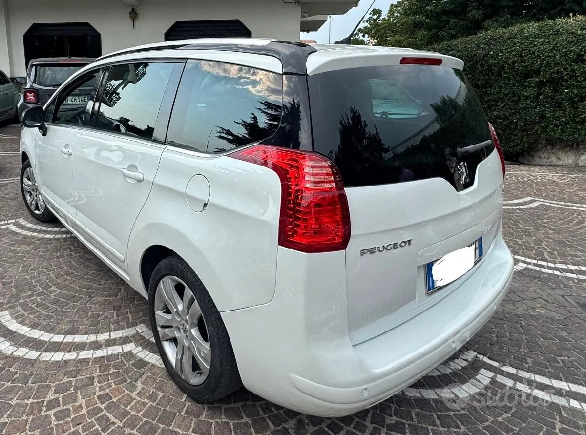 Peugeot 5008 2011 photo 2