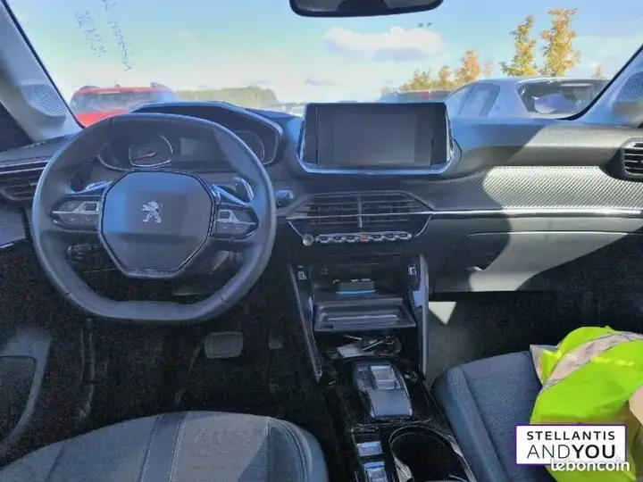 Peugeot 208 2023 photo 2