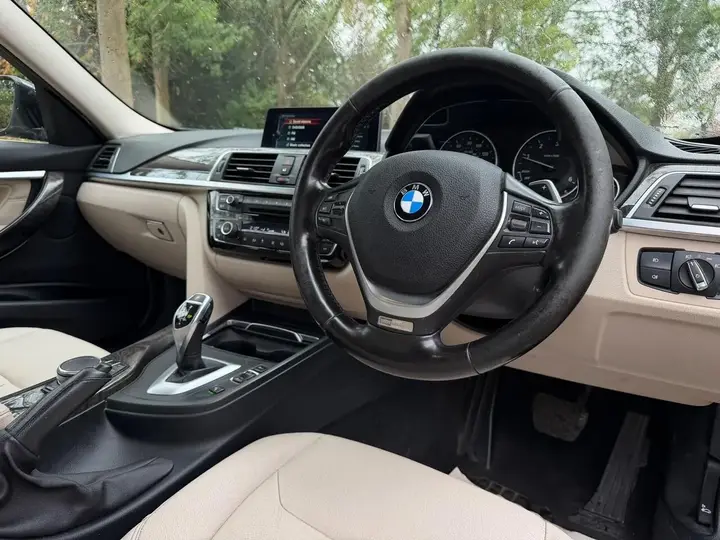 BMW 3 Series 2018 photo 2