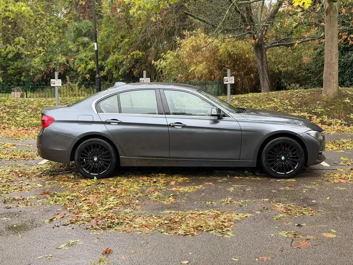 BMW 3 Series 2018 photo 3