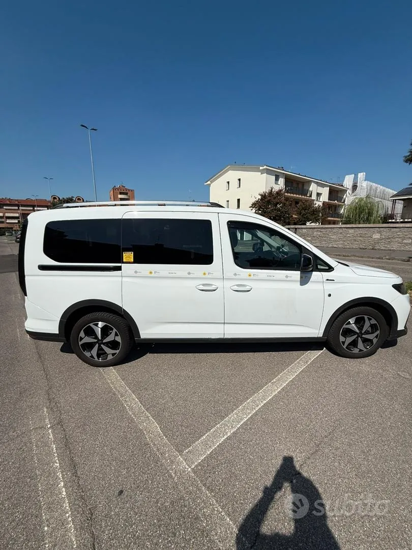 Ford Grand Tourneo Connect 2022 photo 2
