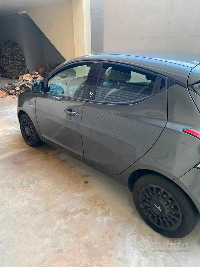 Lancia Ypsilon 2015 photo 2