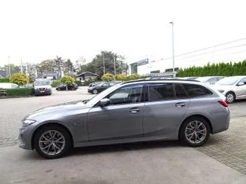 BMW 3 Series 2023 photo 2