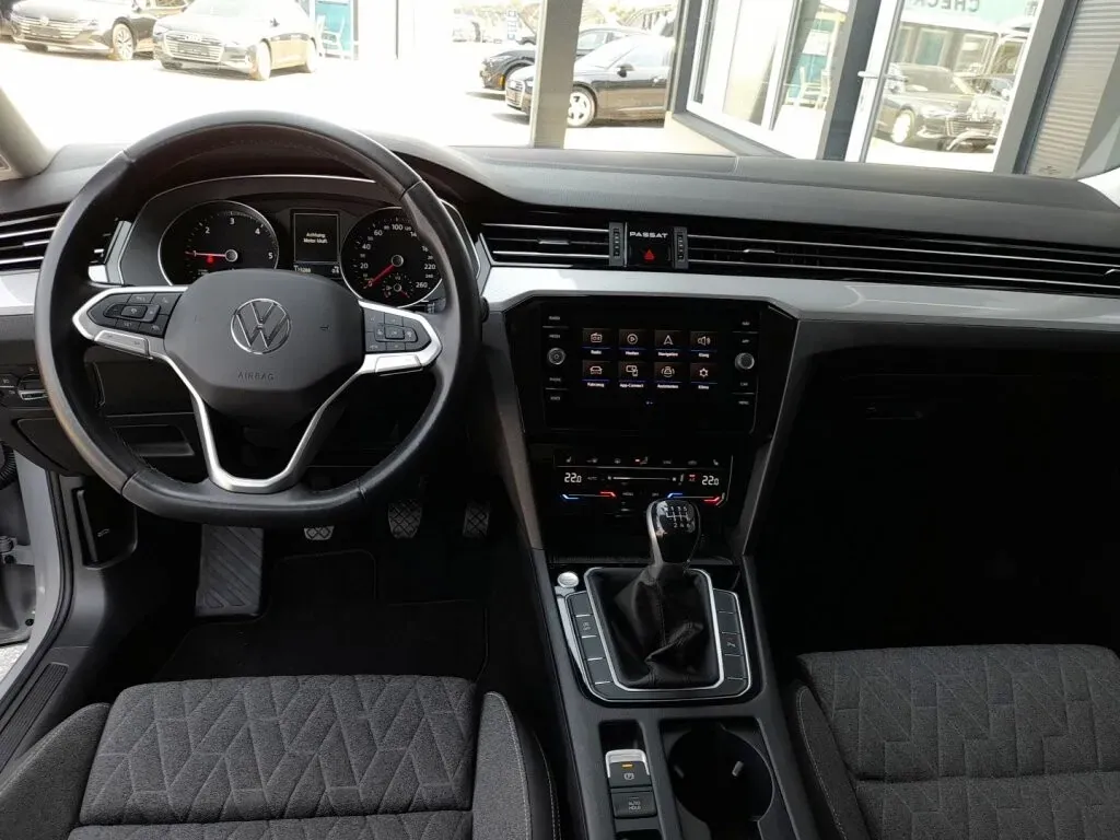 Volkswagen Passat 2023 photo 3