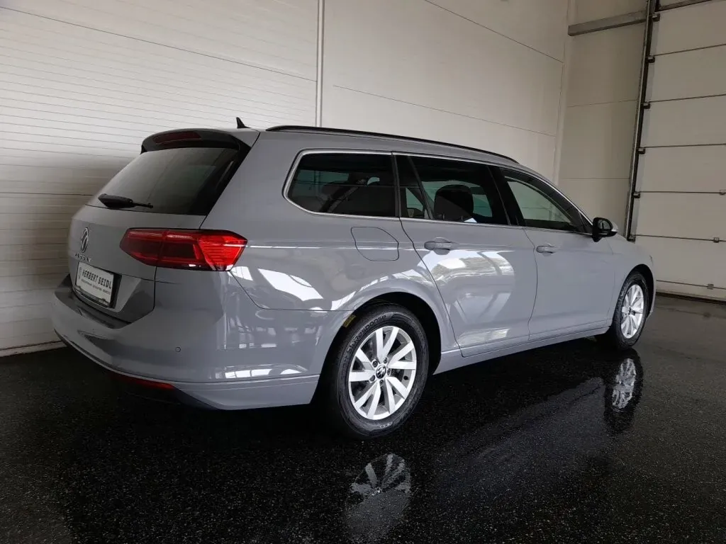 Volkswagen Passat 2023 photo 2