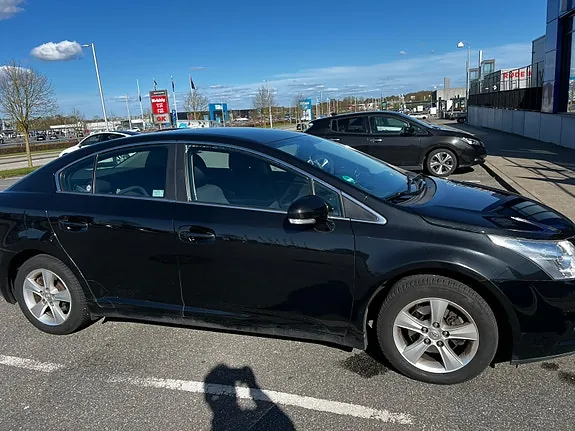 Toyota Avensis 2011 photo 2