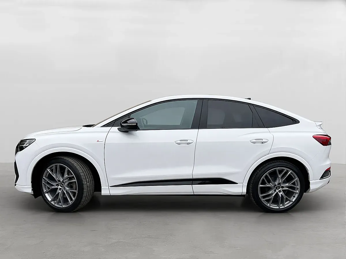 Audi Q4 2023 photo 2