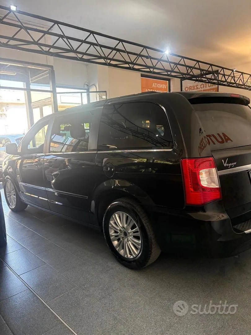 Lancia Voyager 2014 photo 4